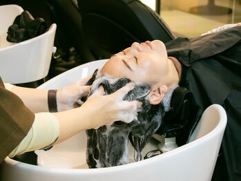 ヴィフアヴェダ(Vif AVEDA)の写真/日頃の疲れ、頭皮の凝りを癒しながらほぐしていく…最高級のリラクゼーションをご提供…＊