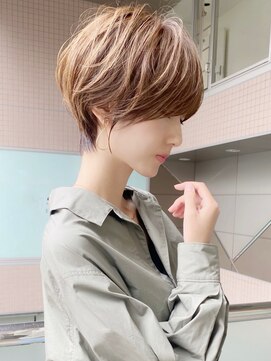 アンド ストーリーズ(&STORIES) 大人可愛い前髪ありひし形耳掛けマッシュショートボブ30代40代