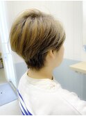 大人女子耳出しショートヘア