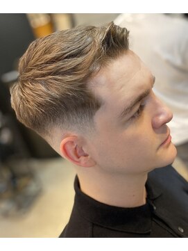 フランクスバーバーザスタンド(Frank’s barber the stand) ミドルスキンフェードアップバング バーバースタイル