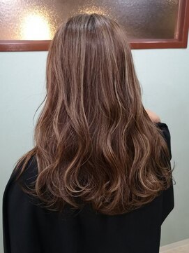 リリス(l'iris) 赤み消しカラー×パラパラブリーチゆる巻きスタイルハイレイヤー