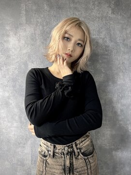 イコ(.ico) ショートボブウルフカットハンサムショート小顔ワンレン金髪