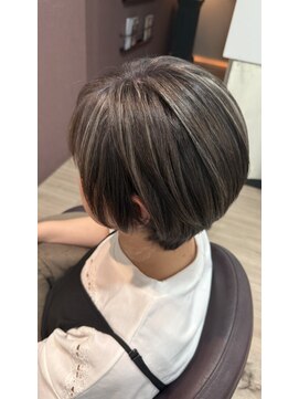 フレイズ(Frays) 大人ボブスタイル 白髪ぼかし ハイライト