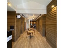 ヘアー ナッティー Hair Nattyの雰囲気（木の温もりを感じる開放感溢れる店内）