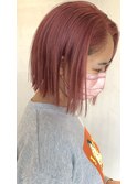 キュートなフラミンゴピンク、プツンと切りっぱなしボブ［谷合