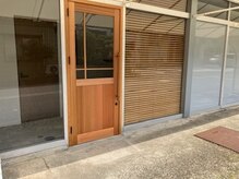 巡華の雰囲気（木目の入口、店内は落ち着いたグレーを基調とした完全個室サロン）