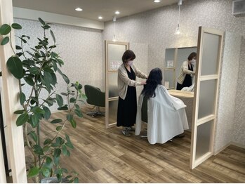 アネモナ(anemona)の写真/明るく気さくな女性スタイリストがお出迎え♪お客様一人ひとりとの時間を大切に、丁寧にご担当します＊