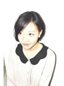 リバース(Reverse) 大人ショートで横顔美人