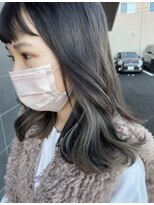 アチーブリス(achieve Liss)&nbsp;暗髪グレージュ+ホワイトベージュイヤリングカラー オン眉ロング