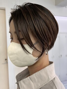 ヘッズ 市川(HEADS ex) ダブルカラーミルクティーベージュインナーカラーショートボブ