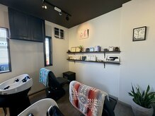 サロンプレッジエビノマル(salon PLEDGE ebinomaru)の雰囲気（店内奥へ癒しのシャンプーブース）