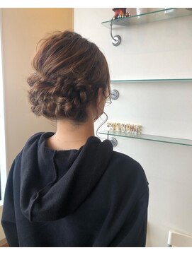 ヘアープレイスカム(CAM) 編み込みまとめヘア