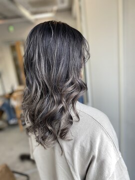 フツーロ 栄(FUTURO) バレイヤージュグラデーション