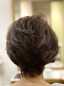 フリージア(freesia) 40代50代60代/ブラントカット／ニュアンスパーマ