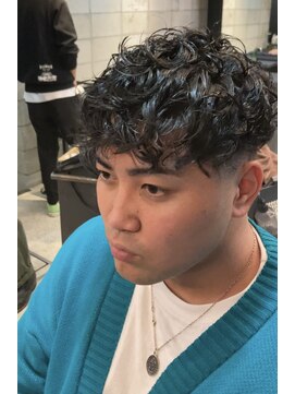 フランクスバーバー アンド ビアークラブ(FRANK'S BARBER and BEER CLUB) ツーブロックサイドパートスペインカールスパイラルパーマ I