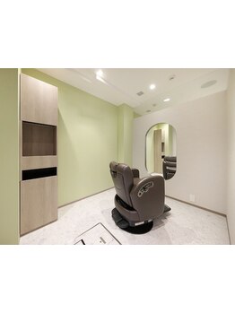 完全個室だから、髪のお悩みも相談しやすい空間です。シャンプーやヘッドスパも席を移動せずその場で施術◎