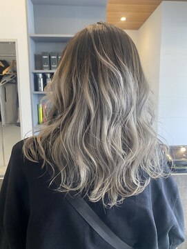 ジゼル 小倉(GiseL) ホワイトグラデ【かじ】/ GiseL小倉@kaji_de_experiences