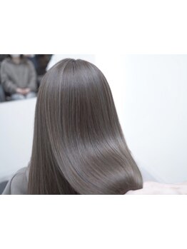 透明感と艶感でオシャレを楽しんで♪◎ダメージを最小限に抑え、白髪を活かした洒落感グレイカラーに♪