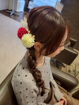 エヌアンドエーコンティ(N&A CONTi)&nbsp;サイドに下ろす網下ろしヘアアレンジ 飾り花