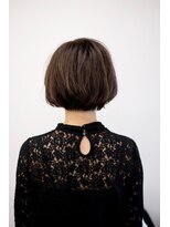 バングス(bangs)&nbsp;ヴァイオレットアッシュのショートボブスタイル。