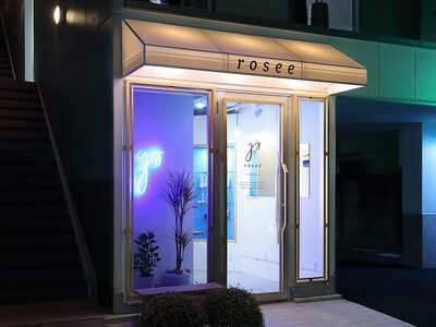 21時まで営業☆ネオンが夜道を照らしお客様のご来店を待ちます…