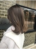 レイヤーカーキグレージュグラデーション外ハネミディアムヘア