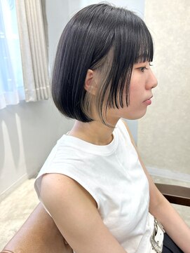 アム(amu) ぷつっとステップボブ×ダークグレー×インナーカラーシルバー