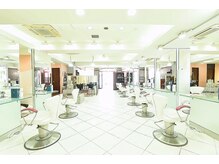 アース 高田馬場店(HAIR&MAKE EARTH)の雰囲気（白を基調とした解放感のある広々とした店内でゆったり過ごせます）