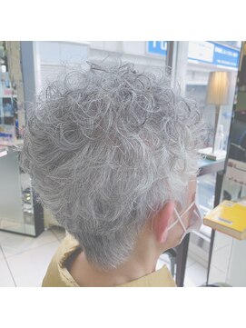 トレボー 聖蹟桜ヶ丘店 白髪を活かしたショートレイヤー