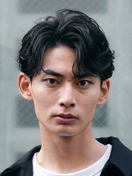 テクネ 天神大名(techne) 天神大名フェザーパーマシャドウパーマ緩めセンターパートウルフ