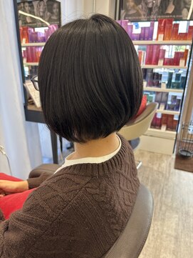 ウイ バイ ファースト 北四番丁店(u'i by first) 丸みのある大人前下がりグラデーションボブ