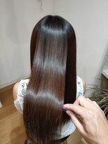 イロ(ilo) ツヤ髪ストレートヘア