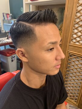 ヴィクターサルーンケイ(VICTOR SALOON K) スキンフェードパートスタイル