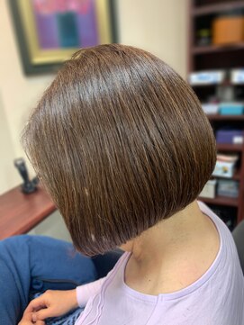 ベース 美容室BASE 前下がりボブ