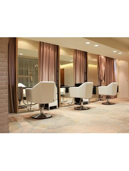 ゆったりした店内で、"寛ぎとリラックス"のひと時を…美と癒しをご提供させて頂く空間です☆