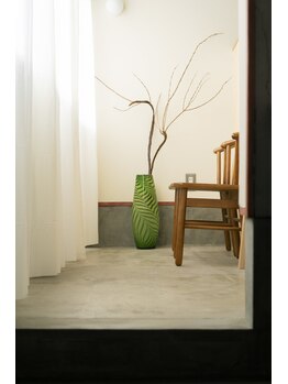 ルクバト(RUKBAT)の写真/“足す”ばかりではなく“引く”ことを大事にした空間。