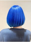 吸い込まれるスカイブルー×ウルフ感漂う前上がりボブ