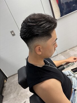 イントロバイフィーネ 渋谷(INTRO . by Fi-Ne) バーバーナチュラルアイロンパーマスキンフェード/渋谷