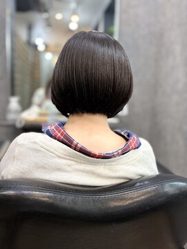 アール(R) ショートボブ