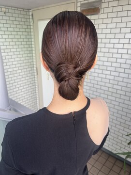 フェリーチェ(Felice) タイトアップ　シニヨン　ツヤ　ウェット　シンプル