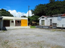 ブルーヘンビレッジ(bluhen village)の雰囲気（敷地内には広い駐車場があります）