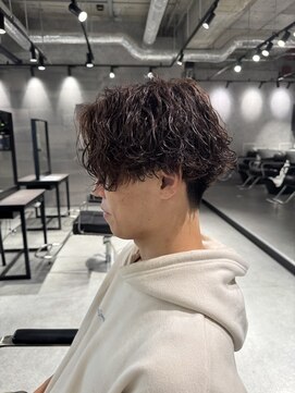 スタッド 松戸(stud. Men‘s) 刈り上げセンターパート×波巻きスパイラル