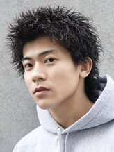 《スパーキーパーマ》計算された無造作な短髪で鏤骨な男らしい印象に。シンプルな服装にもアクセントを