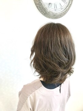 ヘアーアンドメイク ドレス(DRESS) アプリエミドルカラー  モノクローム