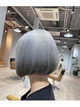 アンクー(Ankh) ホワイトベージュ×ボブスタイル