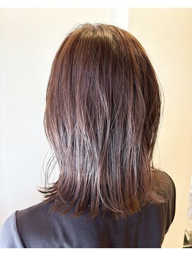 トレパルッキエーレ(tre parrucchiere) ［-tre-］ミディアム×ピンクベージュ　20代/30代/40代