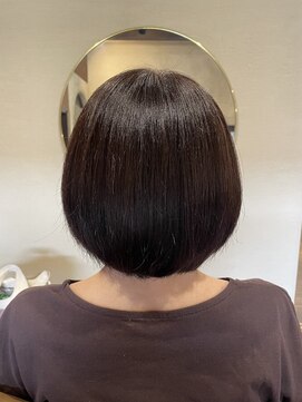 穀雨(Kokuu) グレージュ切りっぱなしボブ前髪ありミニボブミルクティベージュ