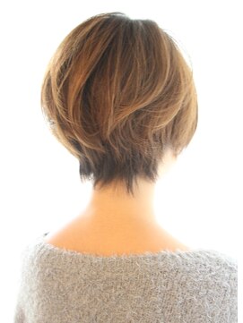 レウナ 外苑前(Reuna) 【30代40代50代】毛流れ綺麗なひし形ショート/くびれショート