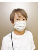 くすみベージュのハイトーンショート