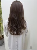柔らかい質感のオリーブベージュ×イヤリングカラー